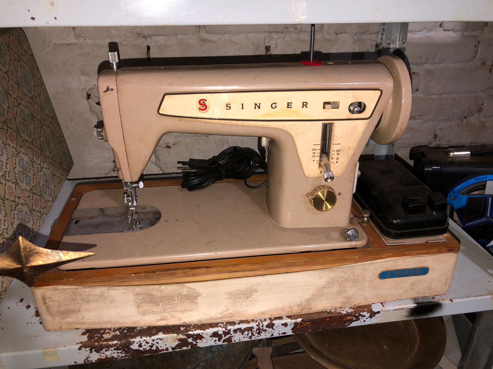 Máquina de Costura Elétrica Singer Bege com Capa Original - foto 4
