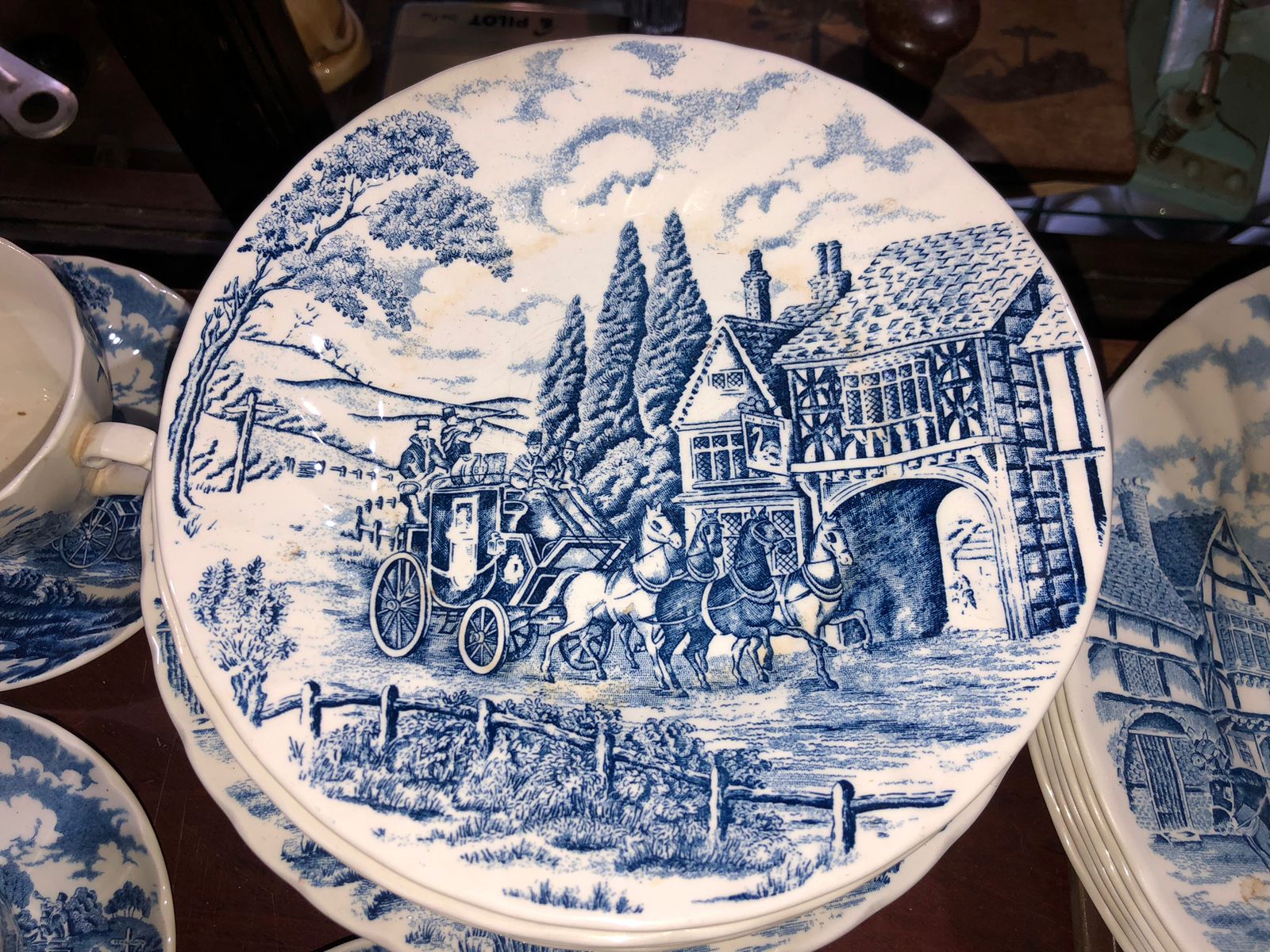 Aparelho de Jantar e Chá em Porcelana Azul e Branco - Cena de Carruagem - foto 7