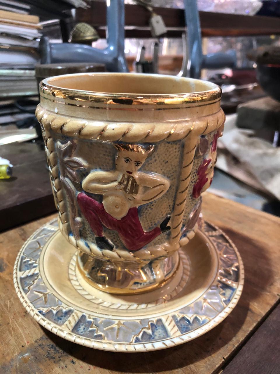 Vaso de Cerâmica em Relevo "Baco Deus" com Prato - foto 4