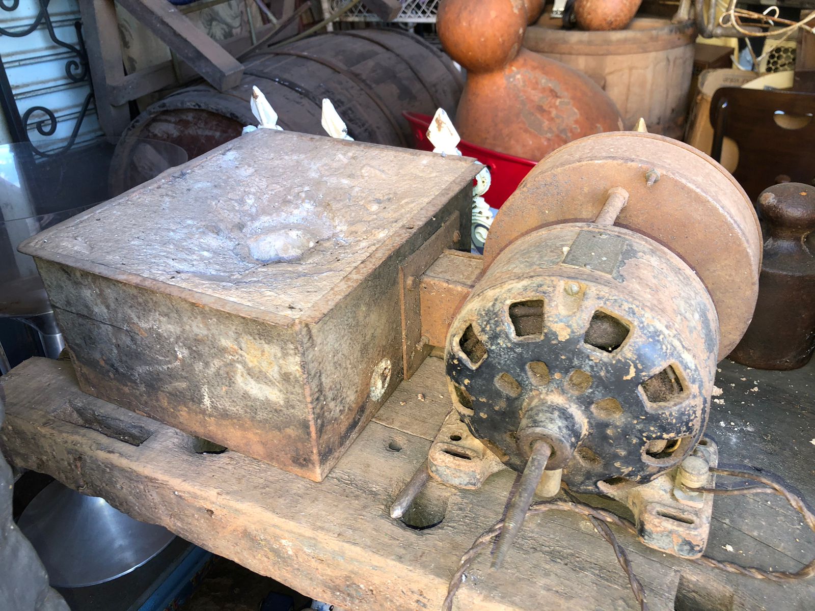 Motor Elétrico Antigo com Polia e Caixa de Ferro