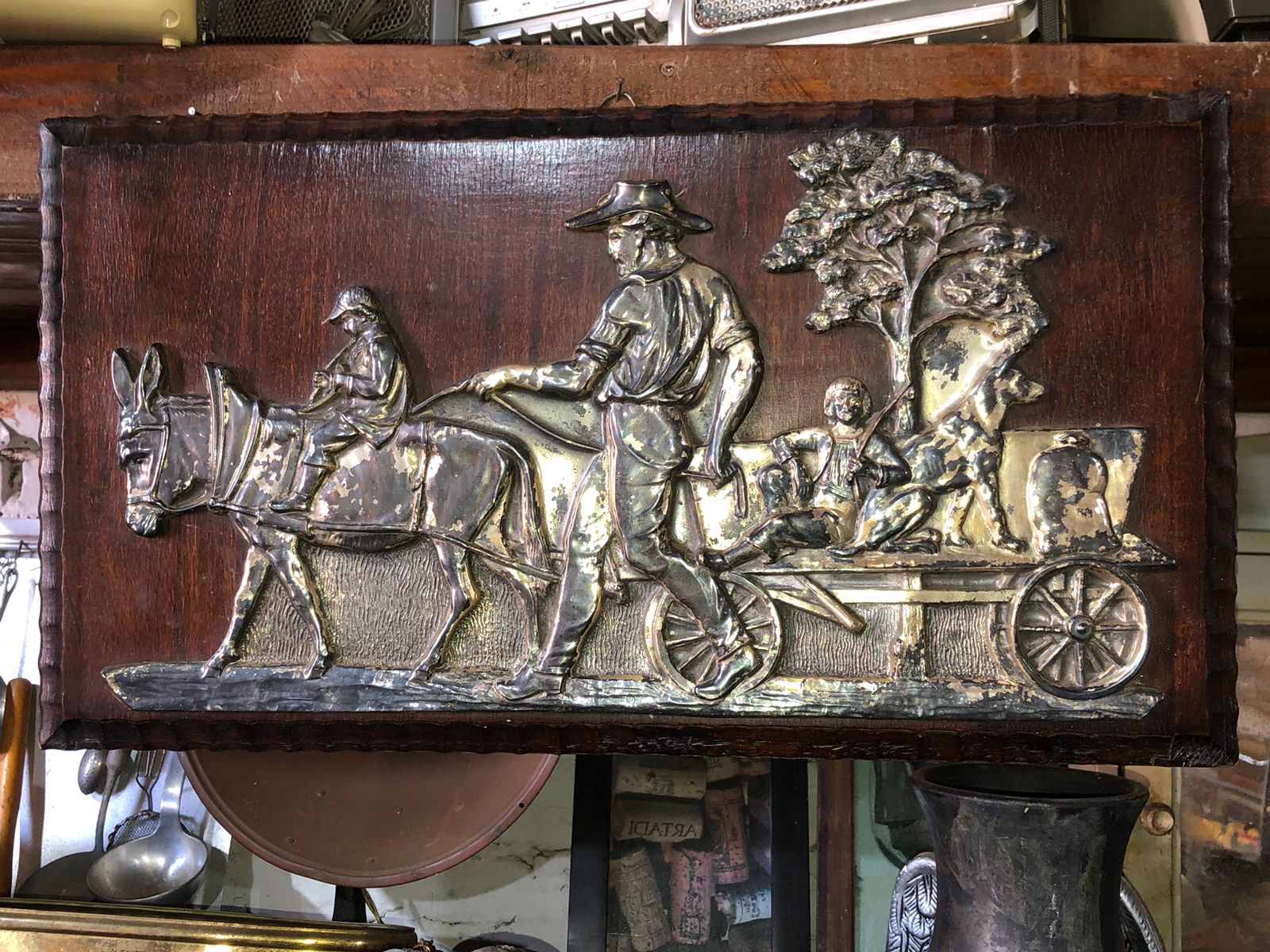 Painel Decorativo em Relevo Metálico - Cena Rural com Carroça