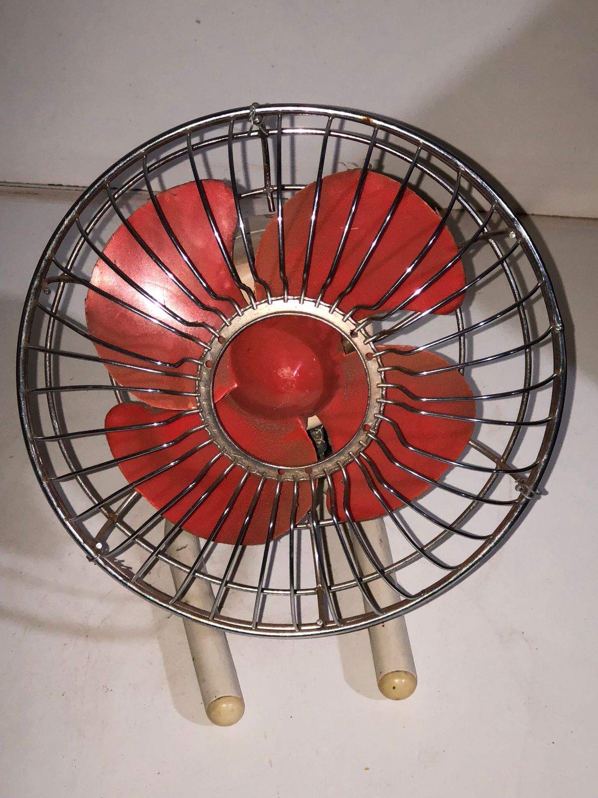 Ventilador de Mesa Antigo Bege com Hélice Vermelha - foto 3