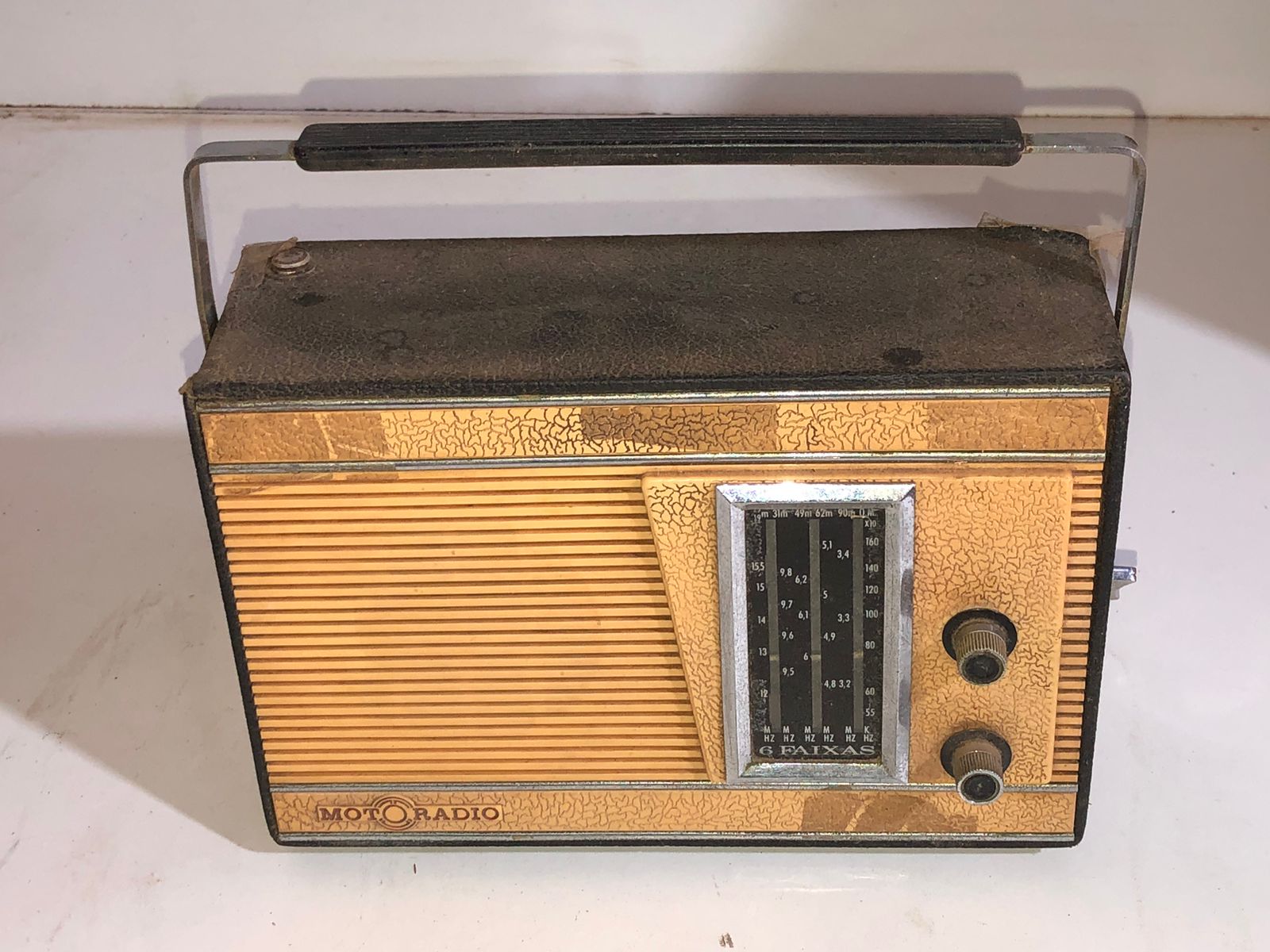Rádio Portátil Philco Preto e Dourado