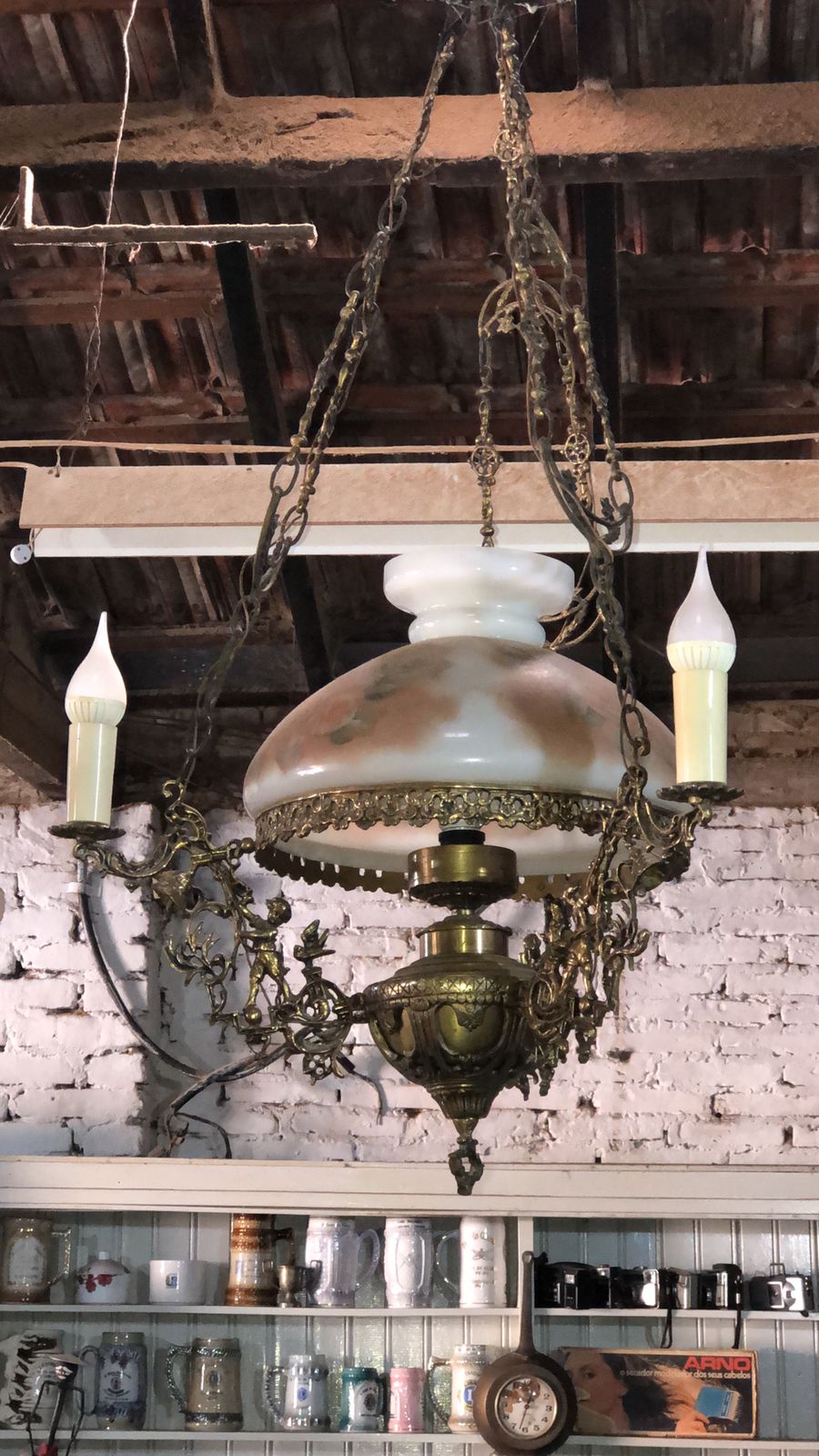 Lustre de Latão com Cúpula de Vidro Opalino e Braços de Vela