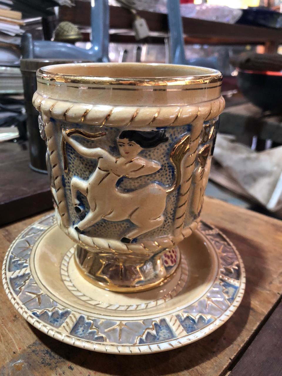 Vaso de Cerâmica em Relevo "Baco Deus" com Prato - foto 2