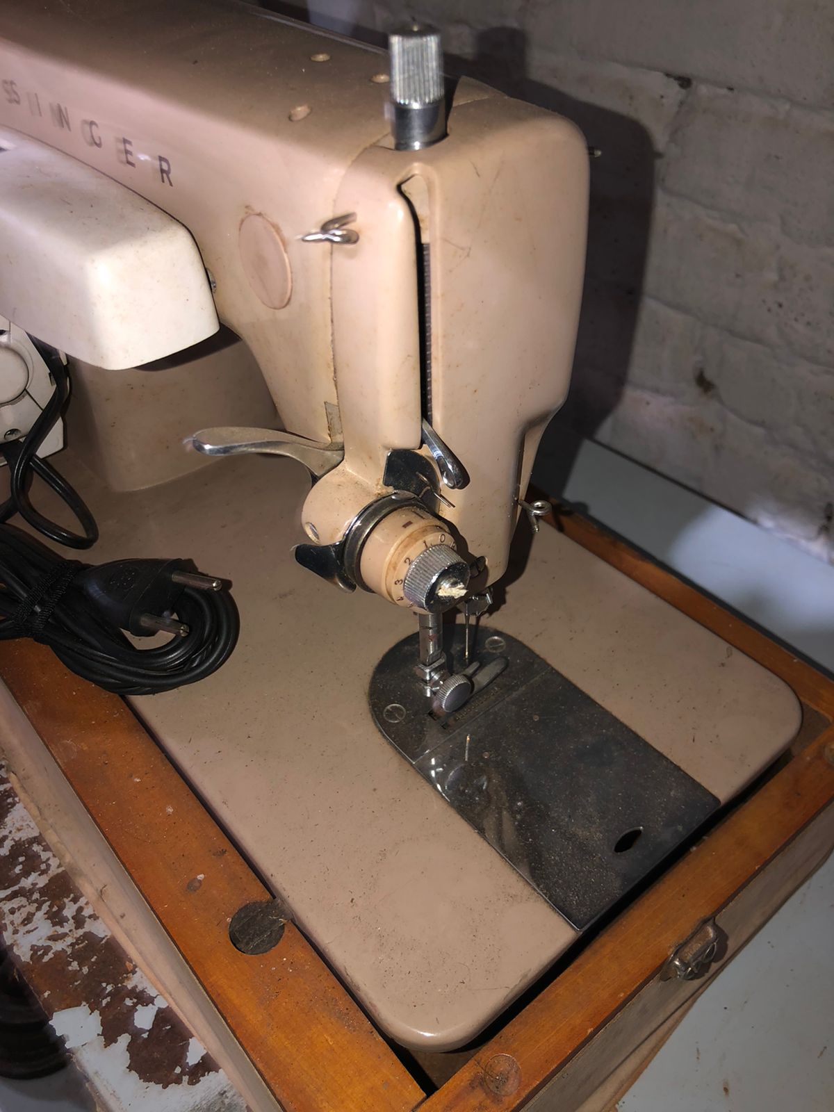 Máquina de Costura Elétrica Singer Bege com Capa Original - foto 5