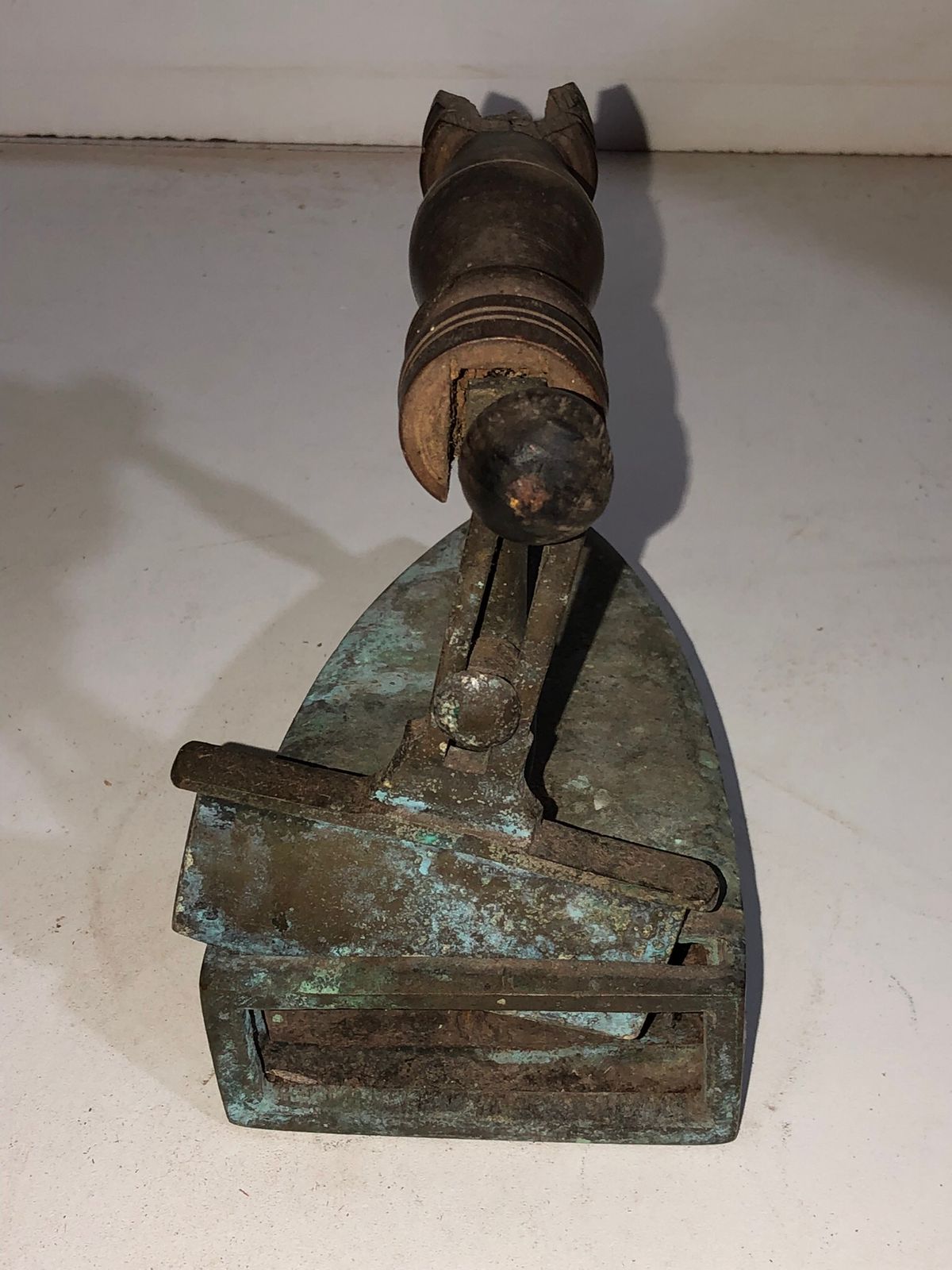 Ferro de Passar a Brasa Antigo em Bronze com Cabo de Madeira - foto 2