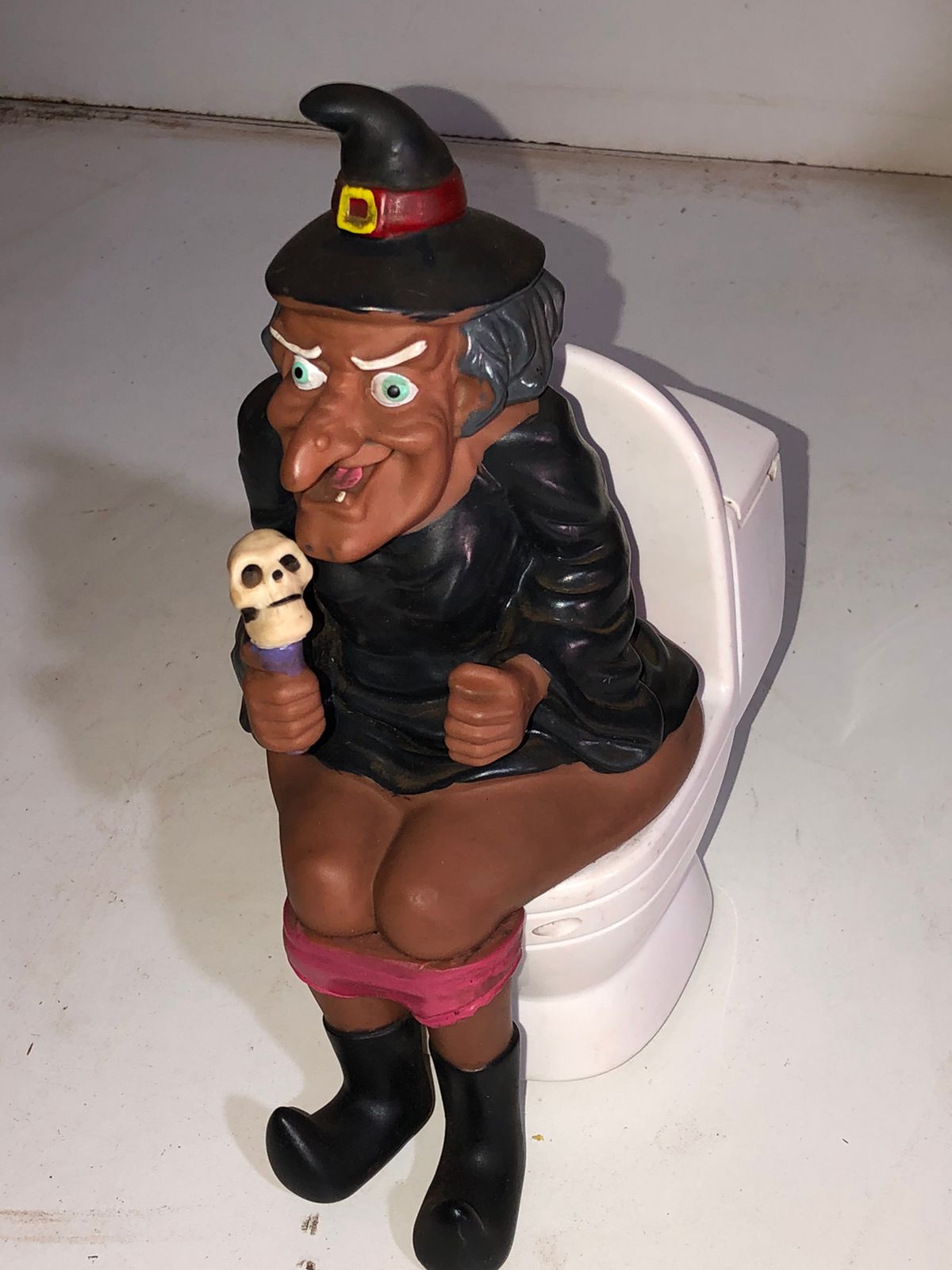 Boneca Decorativa de Bruxa no Vaso - foto 4