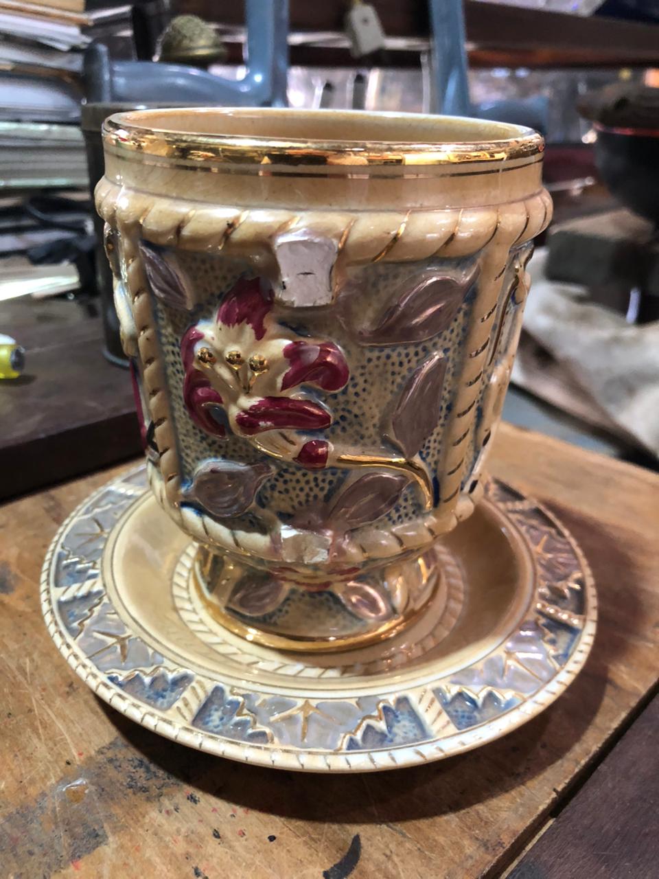 Vaso de Cerâmica em Relevo "Baco Deus" com Prato - foto 3