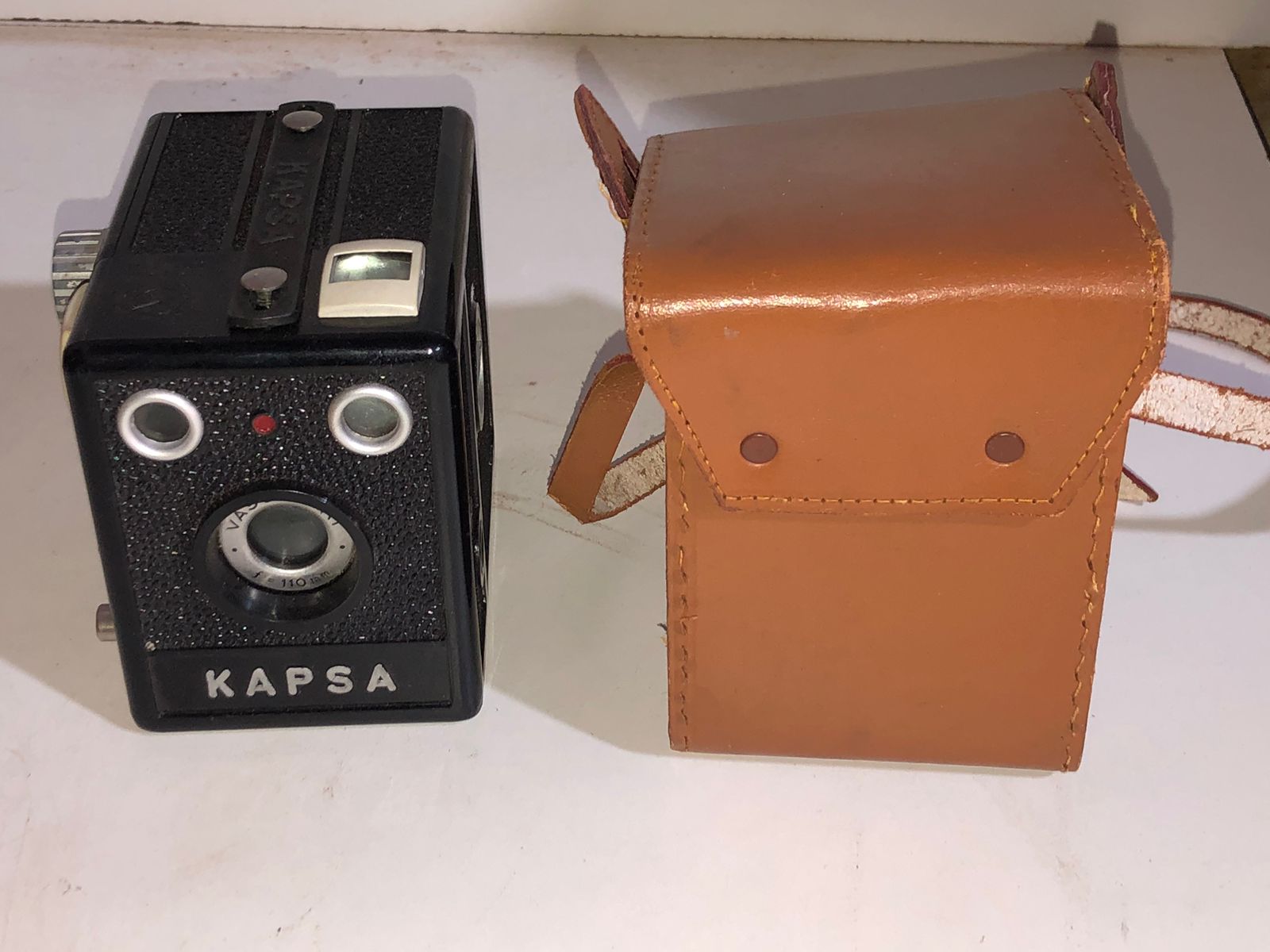 Câmera Fotográfica Antiga Tipo Box Kapsa com Estojo de Couro