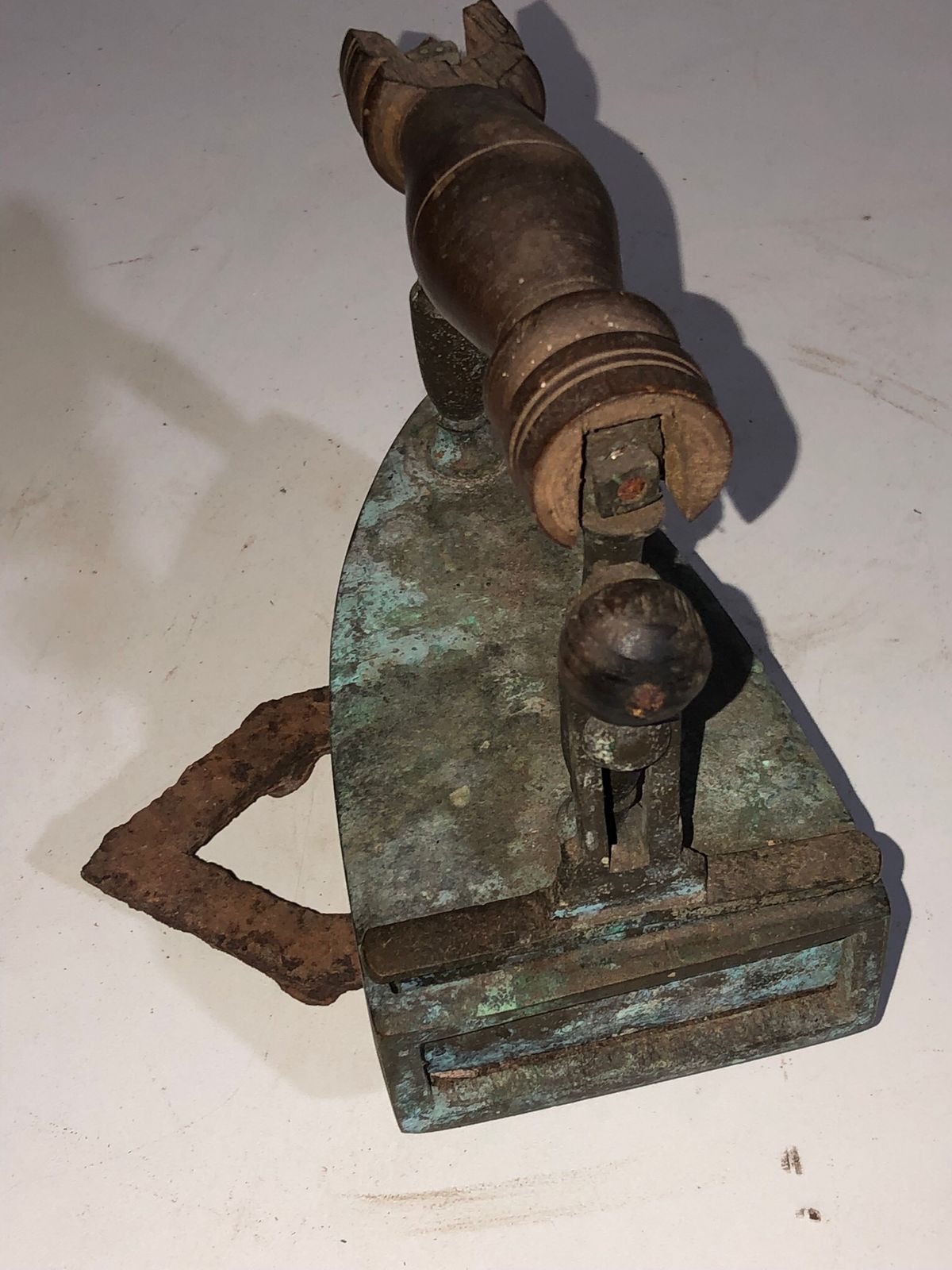 Ferro de Passar a Brasa Antigo em Bronze com Cabo de Madeira - foto 5