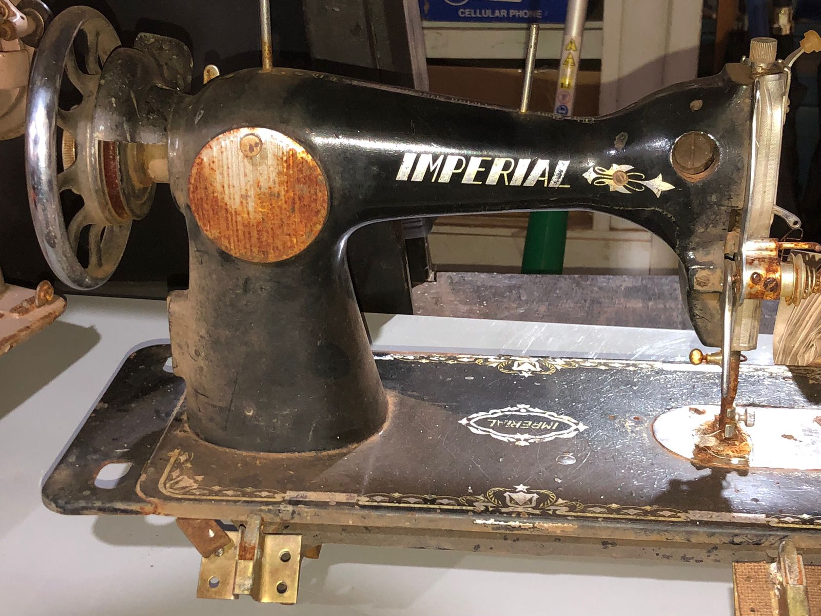 Máquina de Costura Imperial Antiga Preta com Decalques Dourados - foto 2