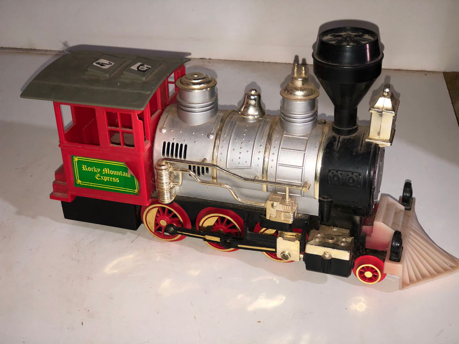 Locomotiva de Lata Vermelha e Prata