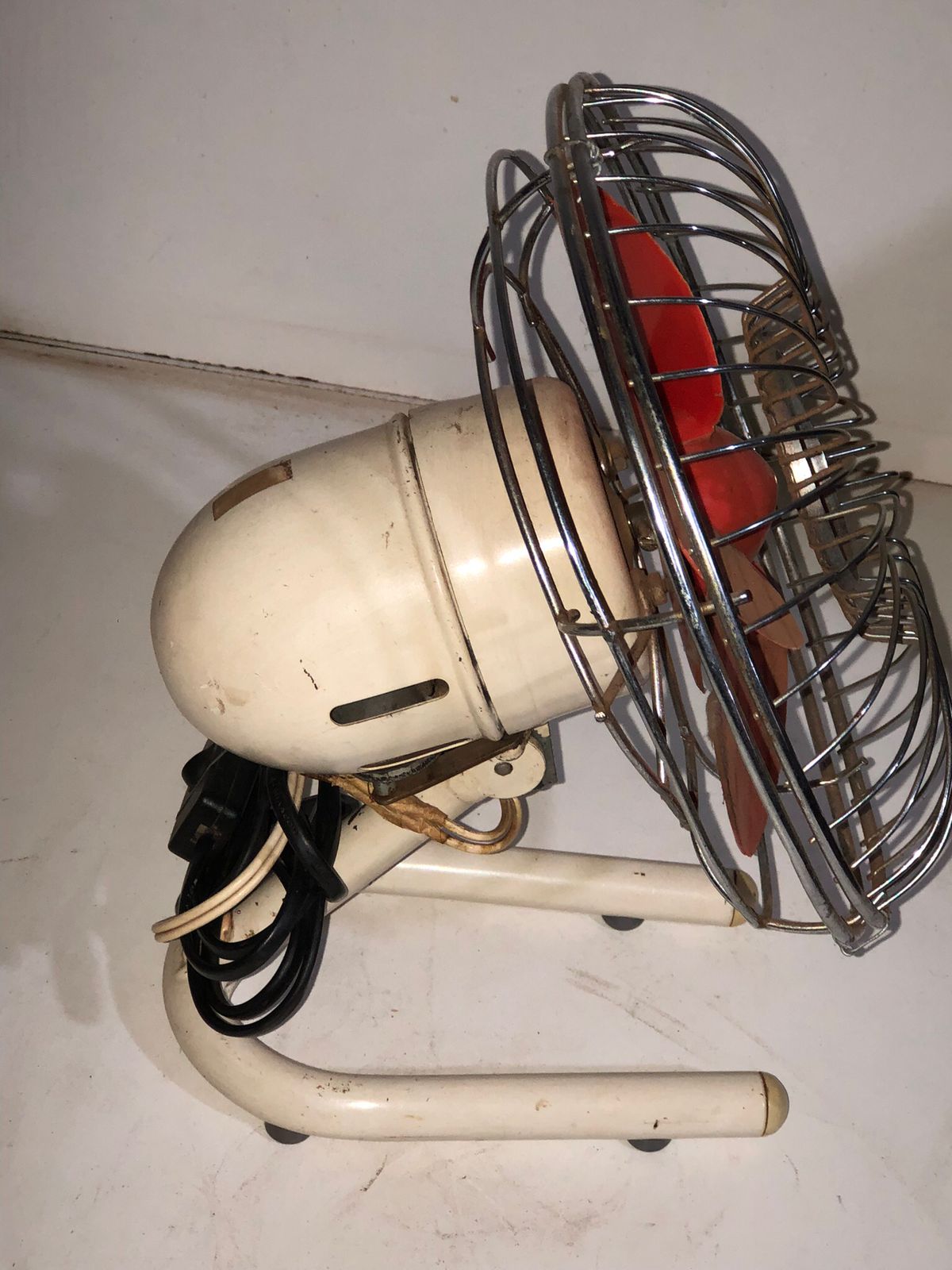Ventilador de Mesa Antigo Bege com Hélice Vermelha