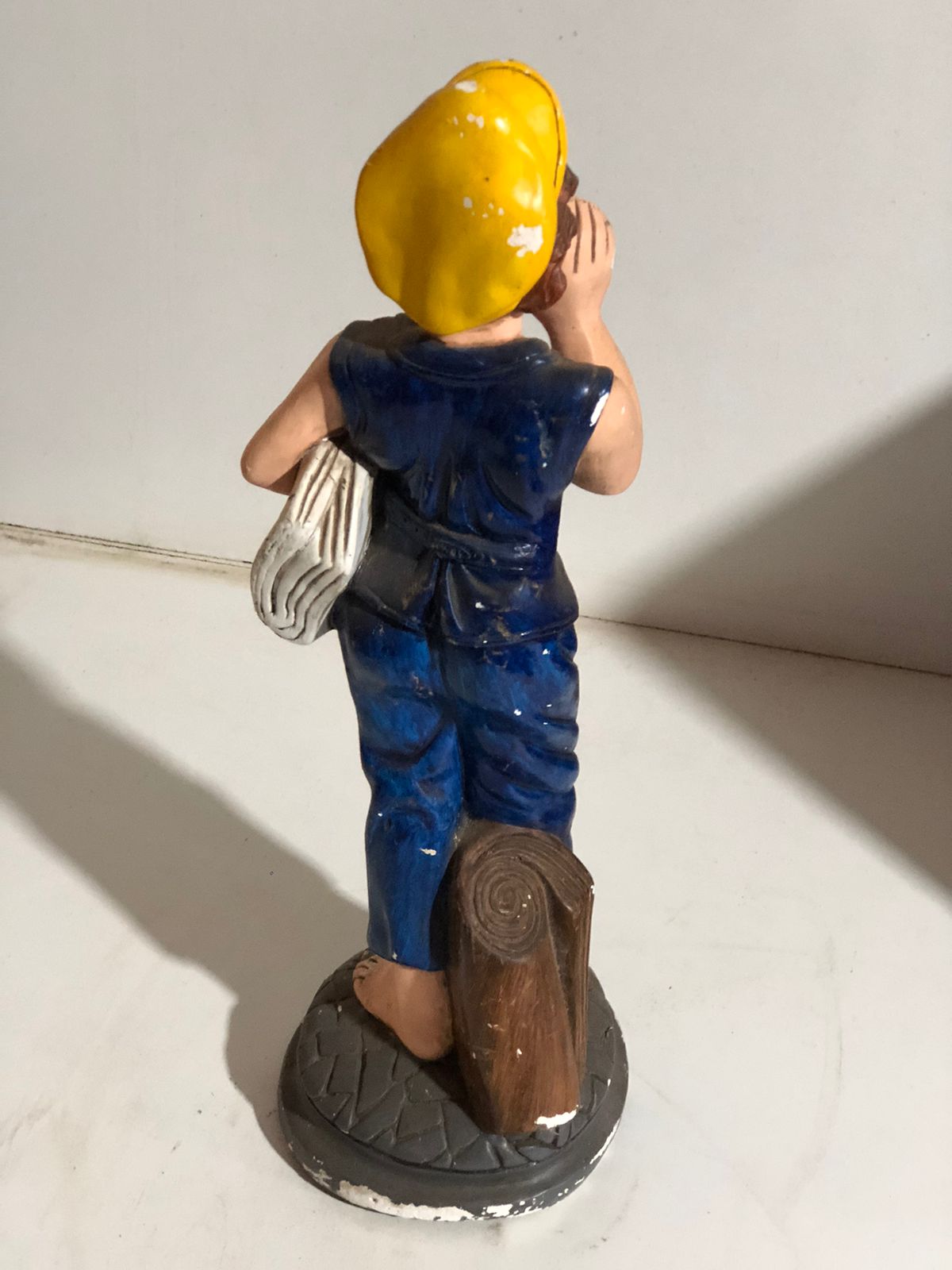 Estatueta de Vendedor de Jornal com Capacete - foto 2