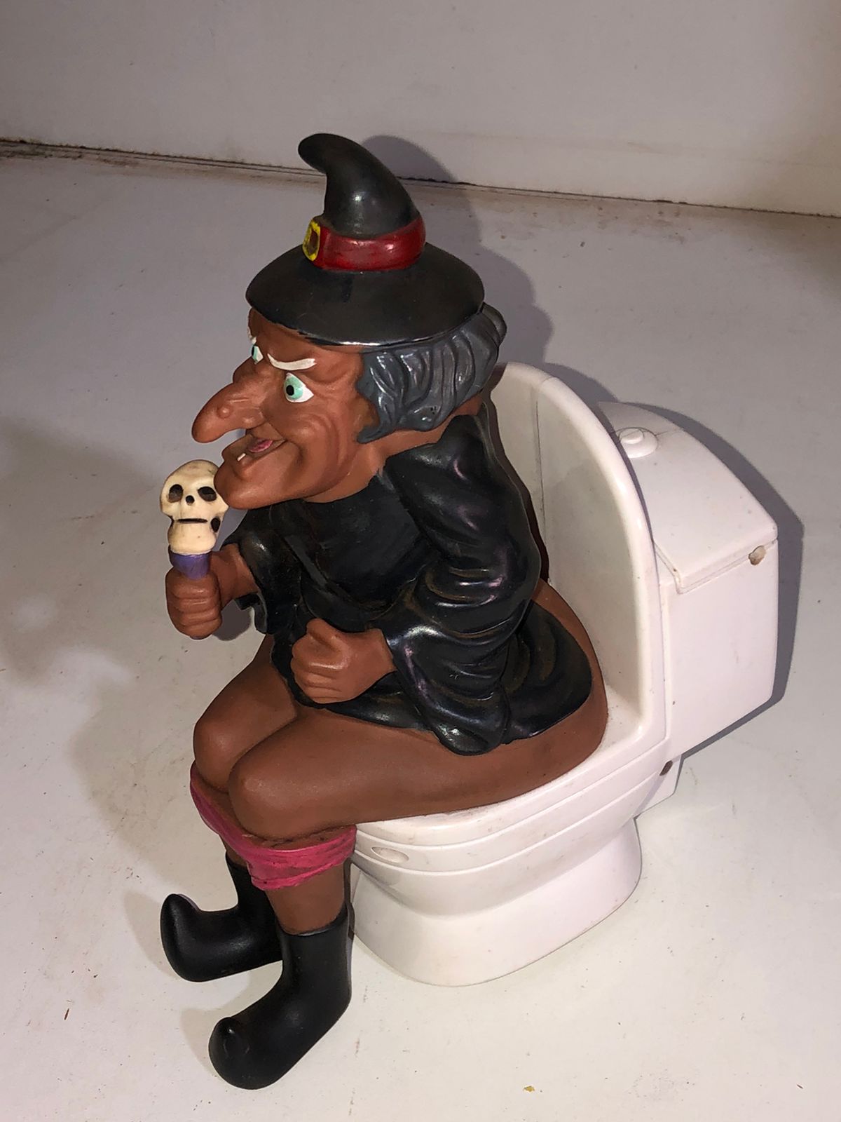 Boneca Decorativa de Bruxa no Vaso
