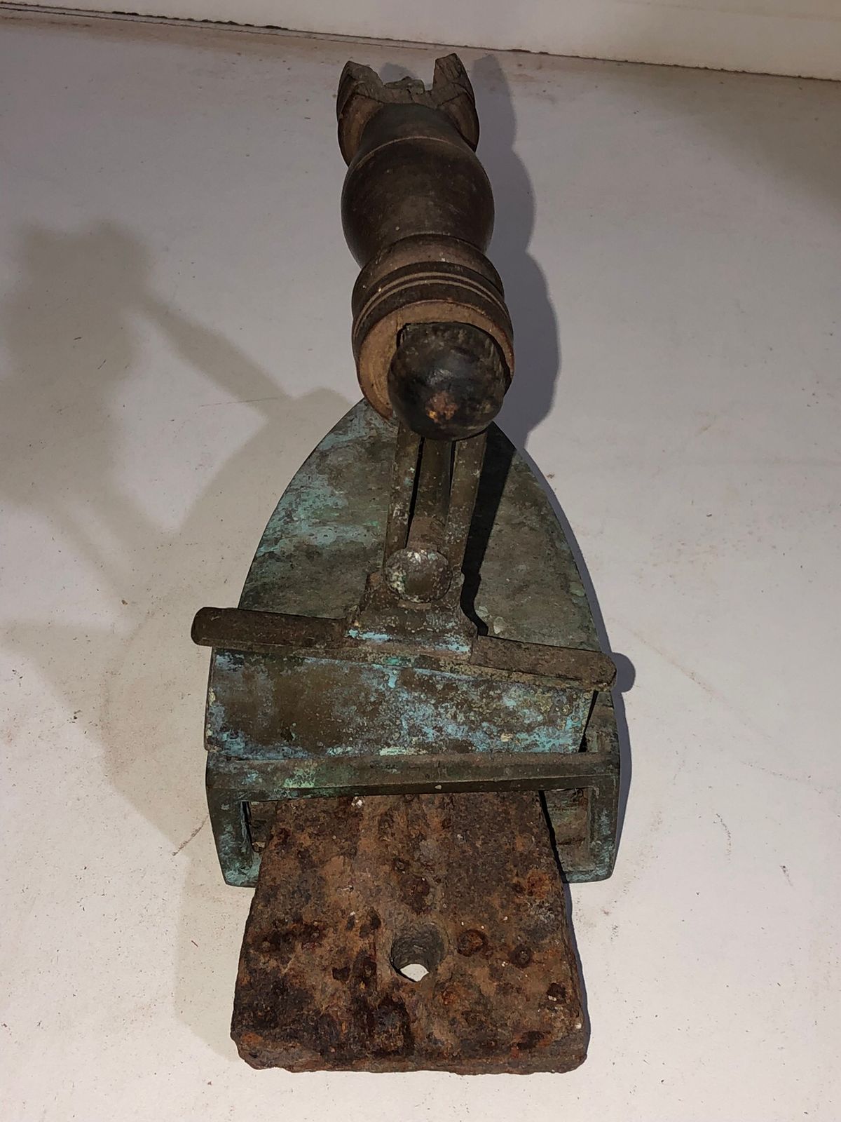 Ferro de Passar a Brasa Antigo em Bronze com Cabo de Madeira - foto 6