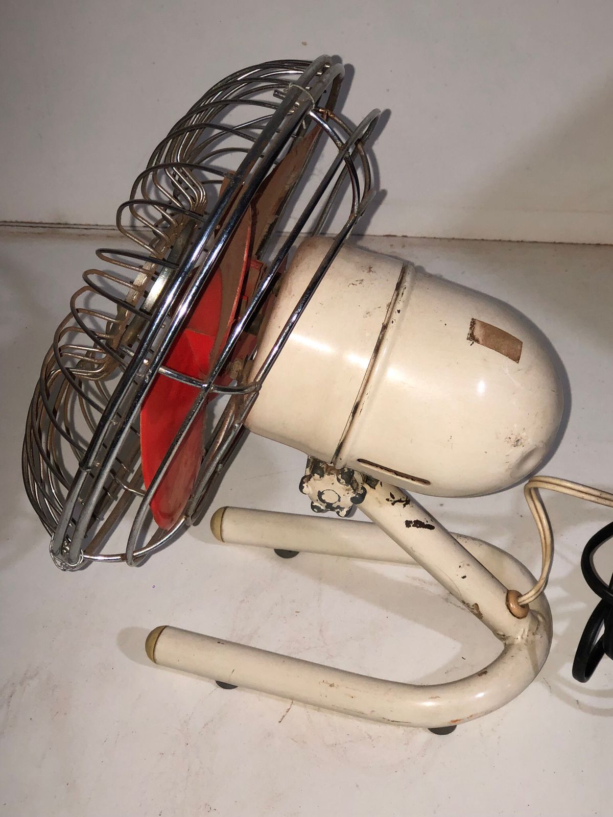 Ventilador de Mesa Antigo Bege com Hélice Vermelha - foto 2