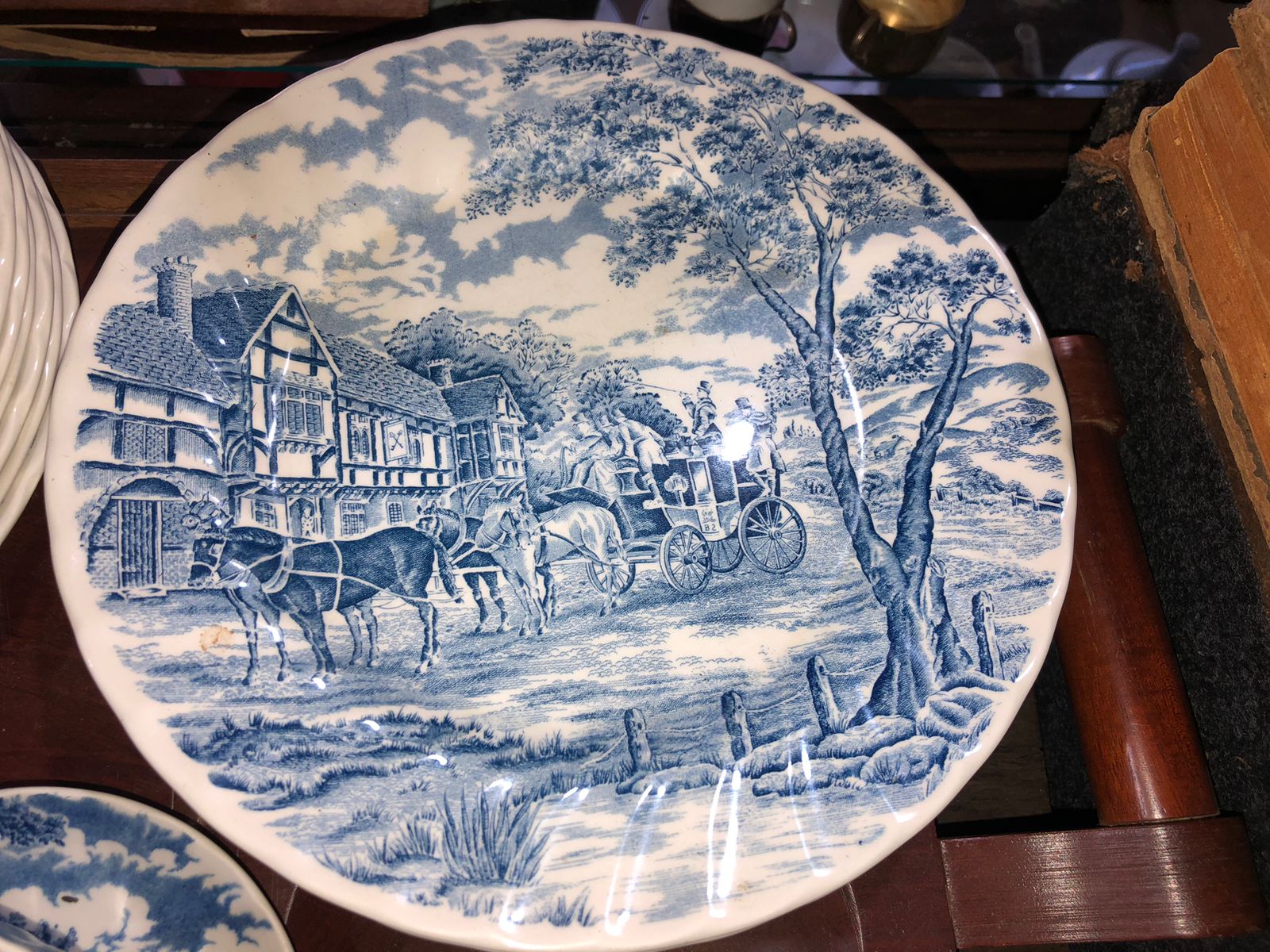 Aparelho de Jantar e Chá em Porcelana Azul e Branco - Cena de Carruagem - foto 3