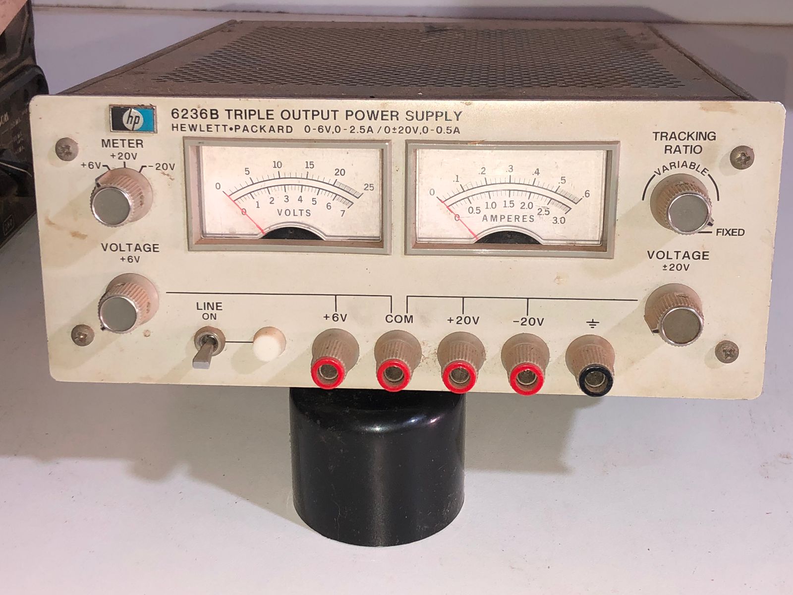 Fonte de Alimentação Hewlett-Packard 6236B Triple Output