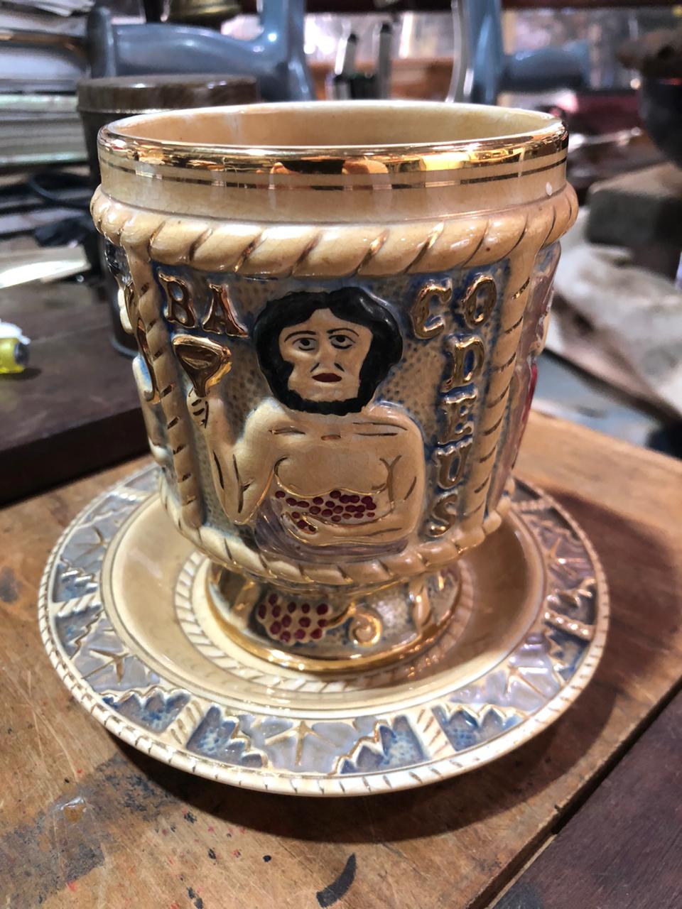 Vaso de Cerâmica em Relevo "Baco Deus" com Prato