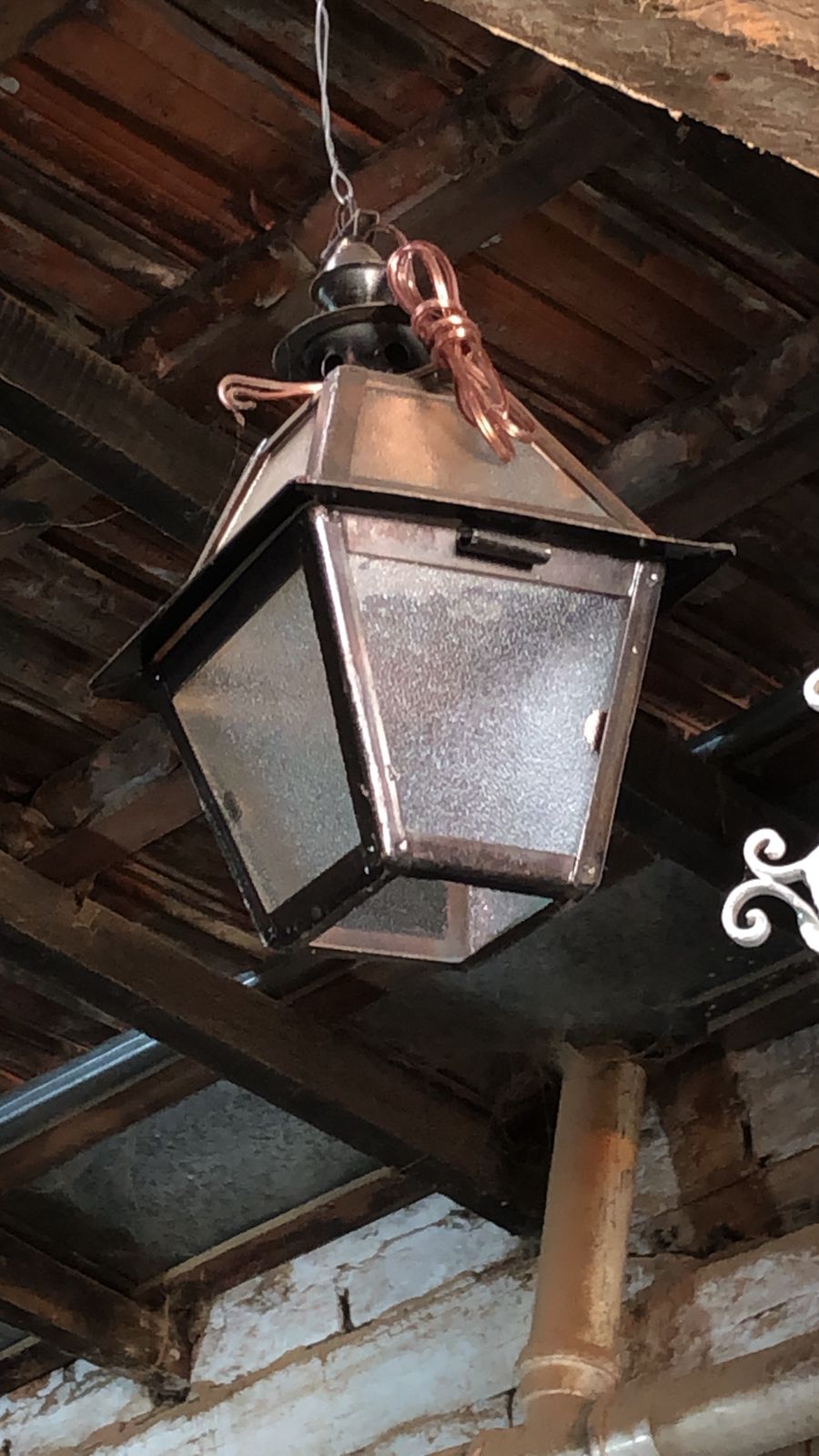 Lanterna Pendente em Metal com Detalhes em Cobre