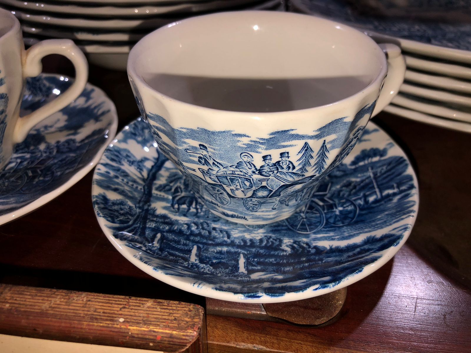 Aparelho de Jantar e Chá em Porcelana Azul e Branco - Cena de Carruagem - foto 2