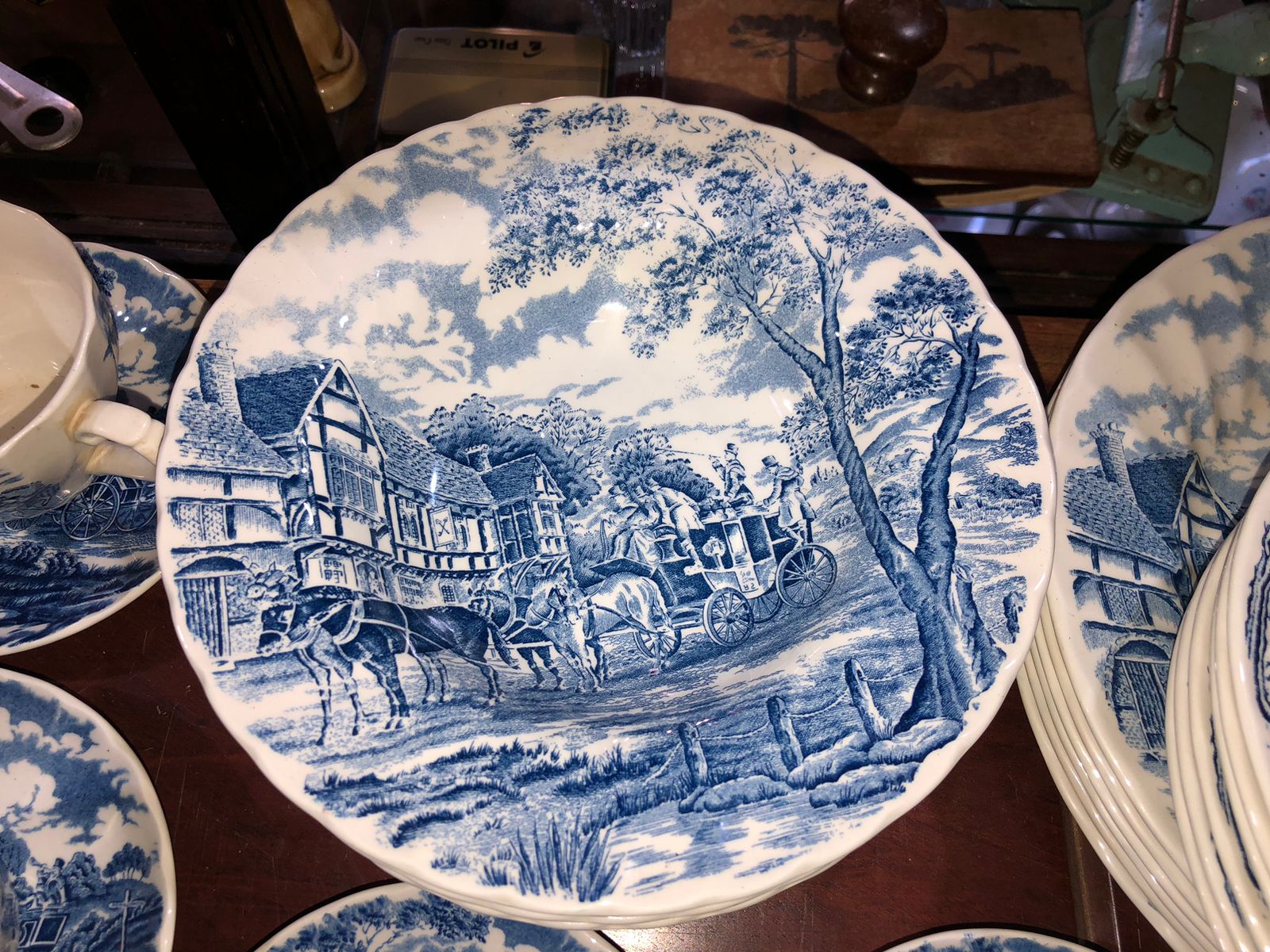 Aparelho de Jantar e Chá em Porcelana Azul e Branco - Cena de Carruagem - foto 5