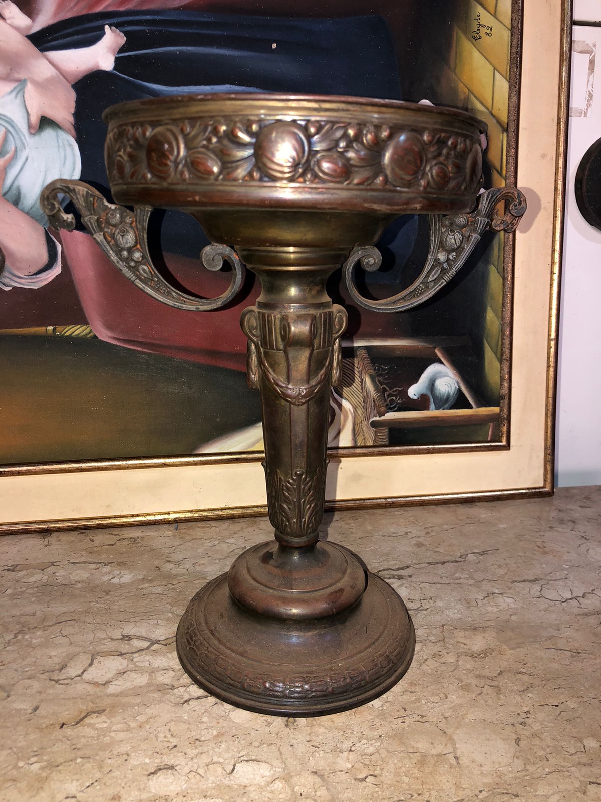 Centro de Mesa em Bronze com Alças e Relevo de Frutas
