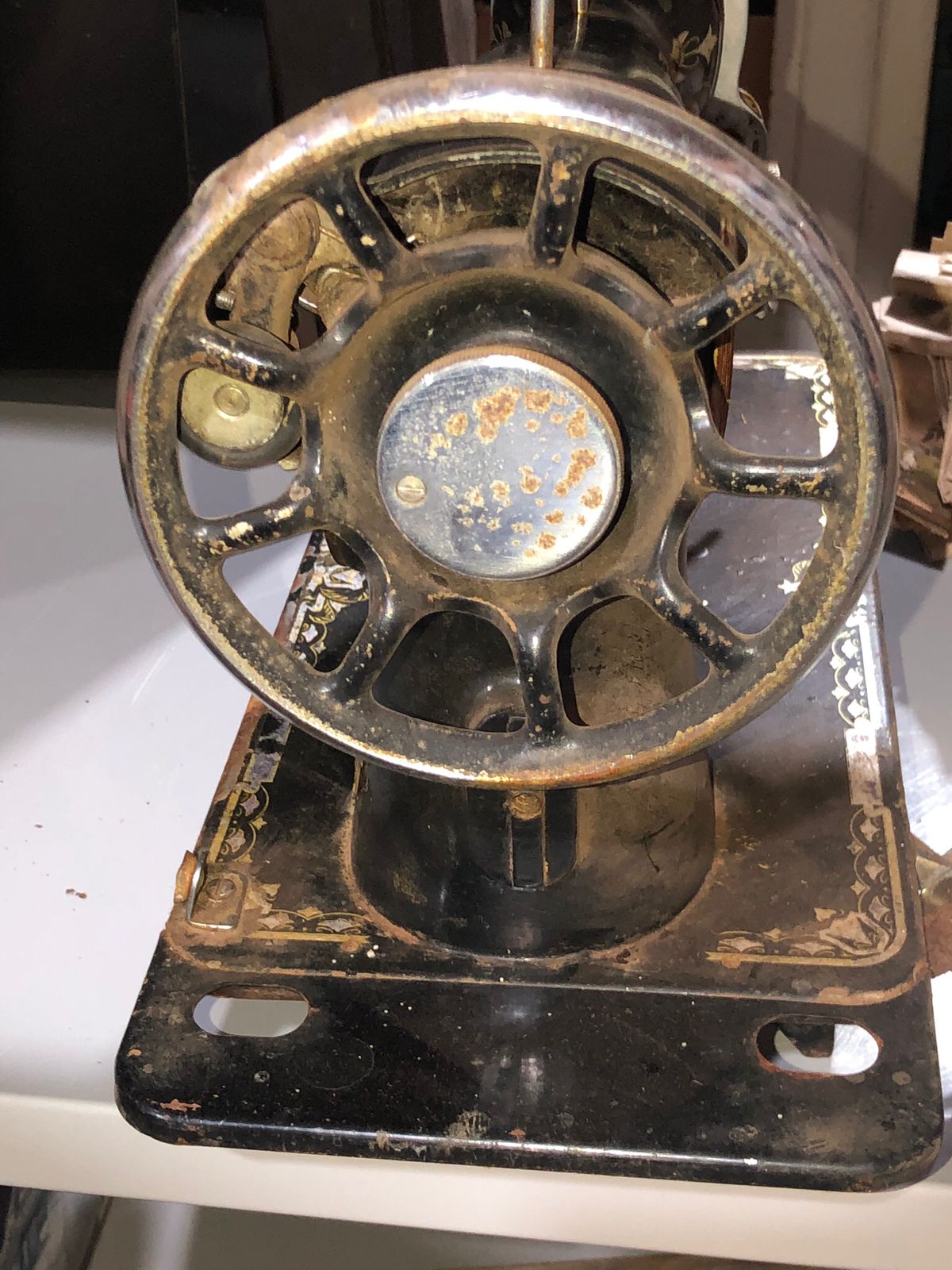 Máquina de Costura Imperial Antiga Preta com Decalques Dourados - foto 3