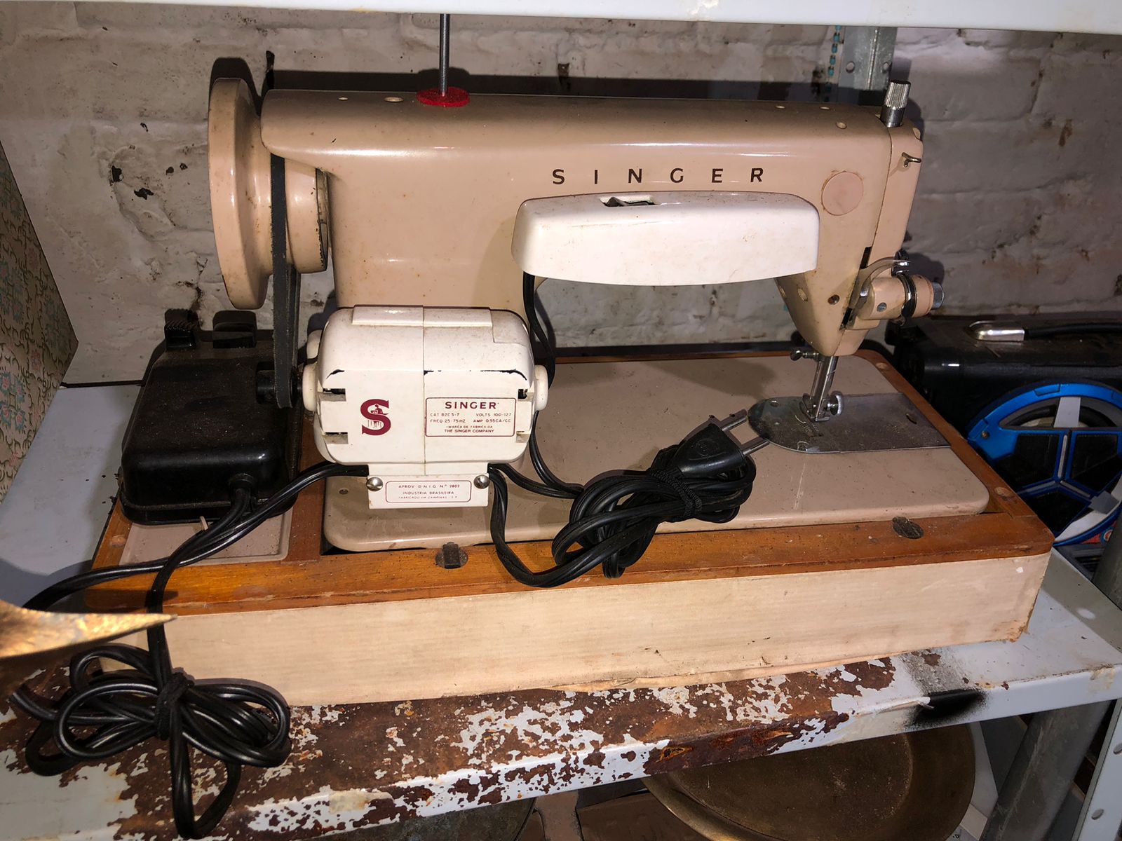 Máquina de Costura Elétrica Singer Bege com Capa Original - foto 2