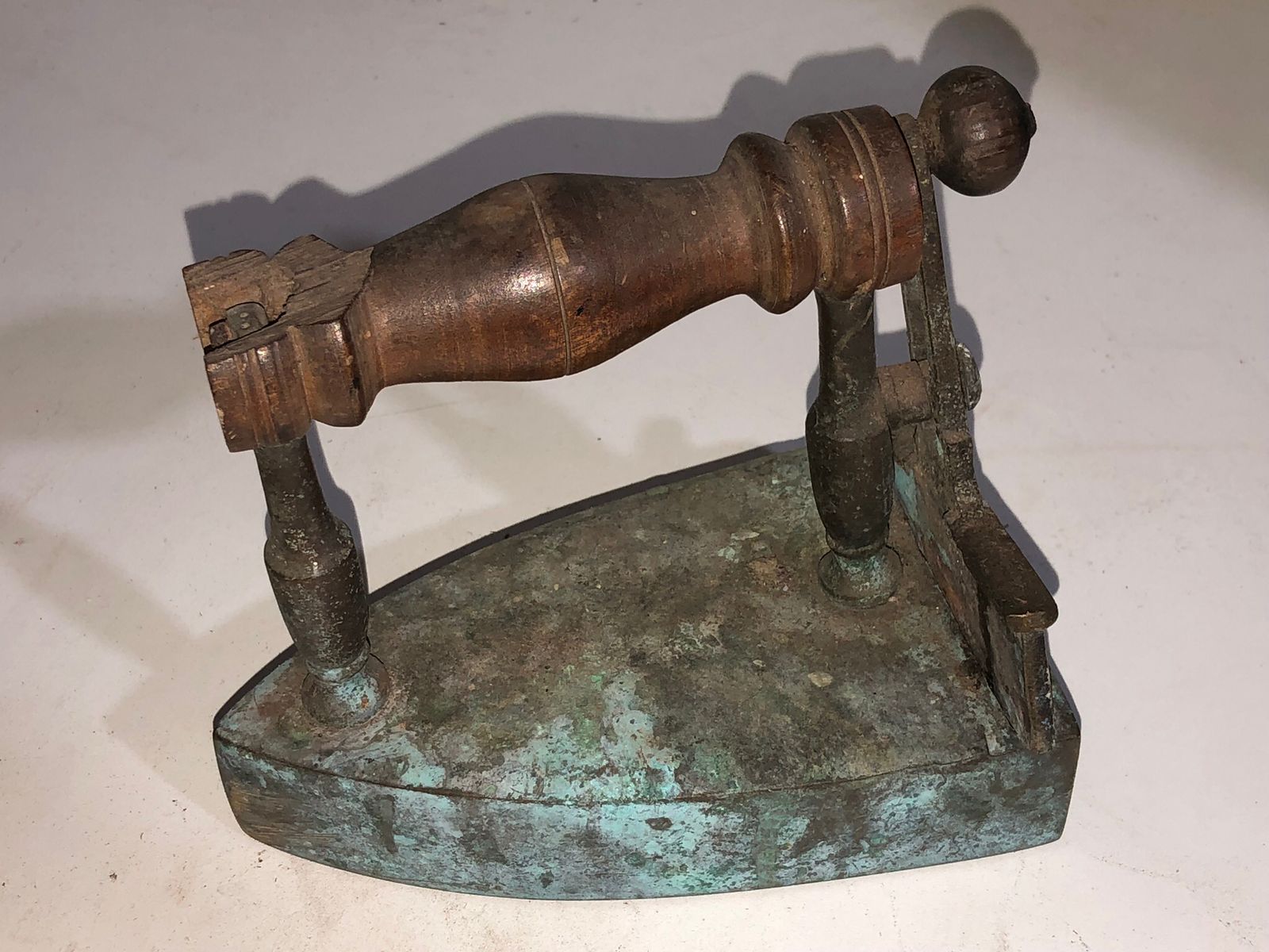 Ferro de Passar a Brasa Antigo em Bronze com Cabo de Madeira - foto 4