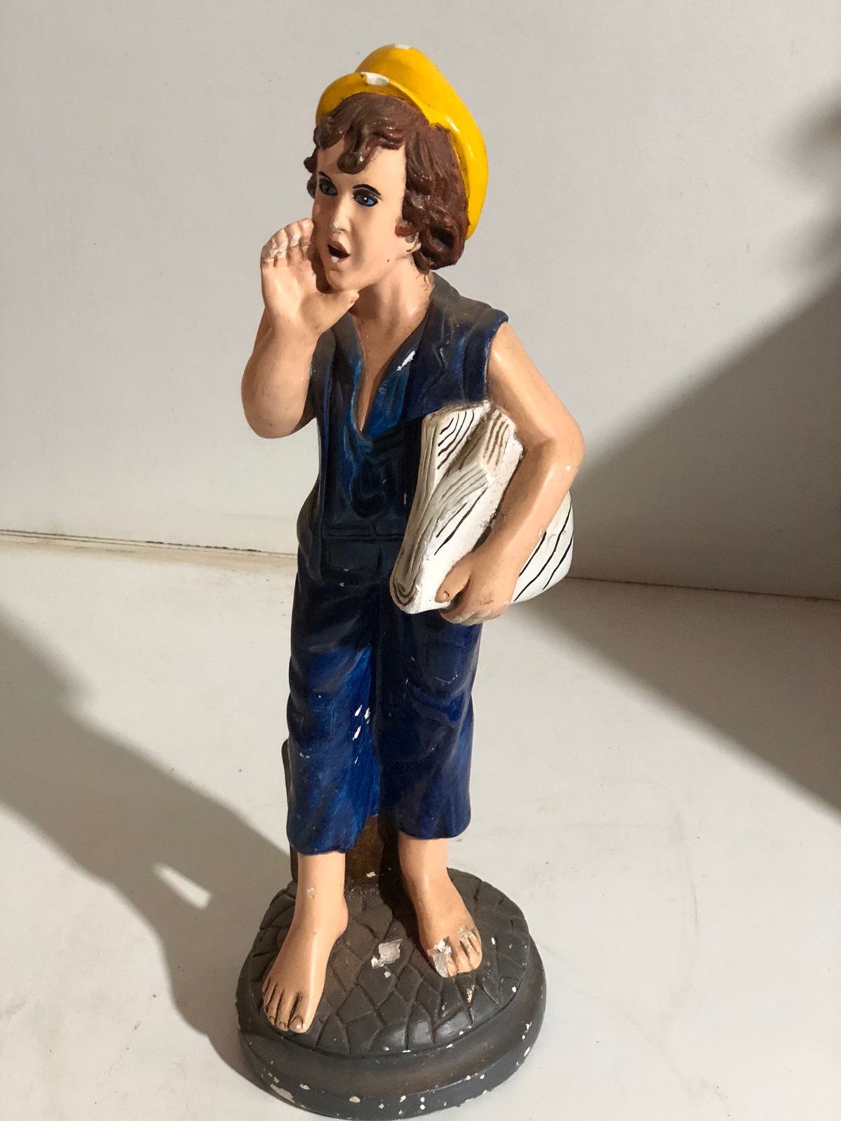 Estatueta de Vendedor de Jornal com Capacete