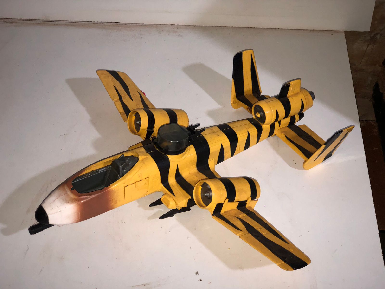 Avião Decorativo de Madeira Amarelo Listrado