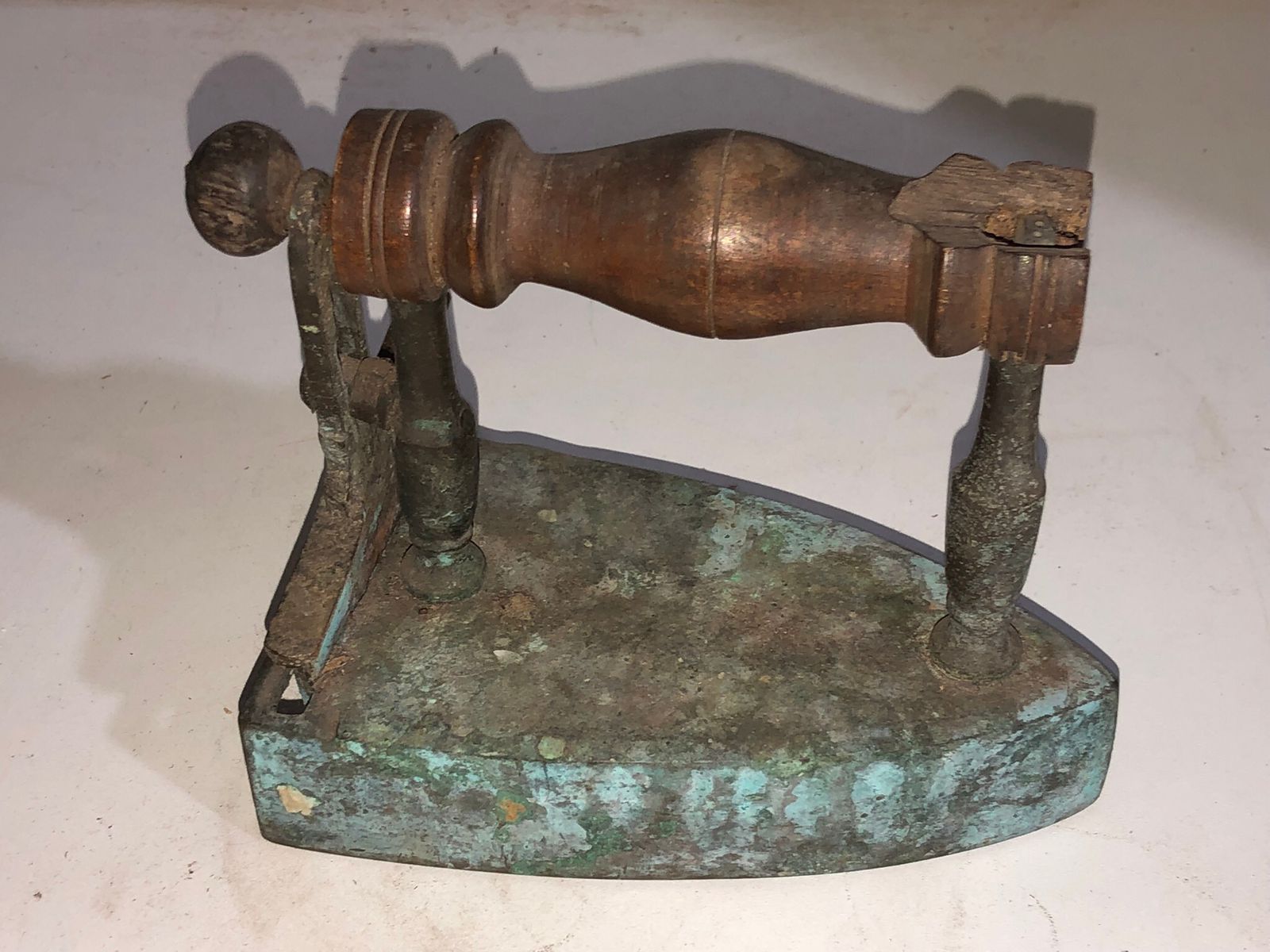 Ferro de Passar a Brasa Antigo em Bronze com Cabo de Madeira
