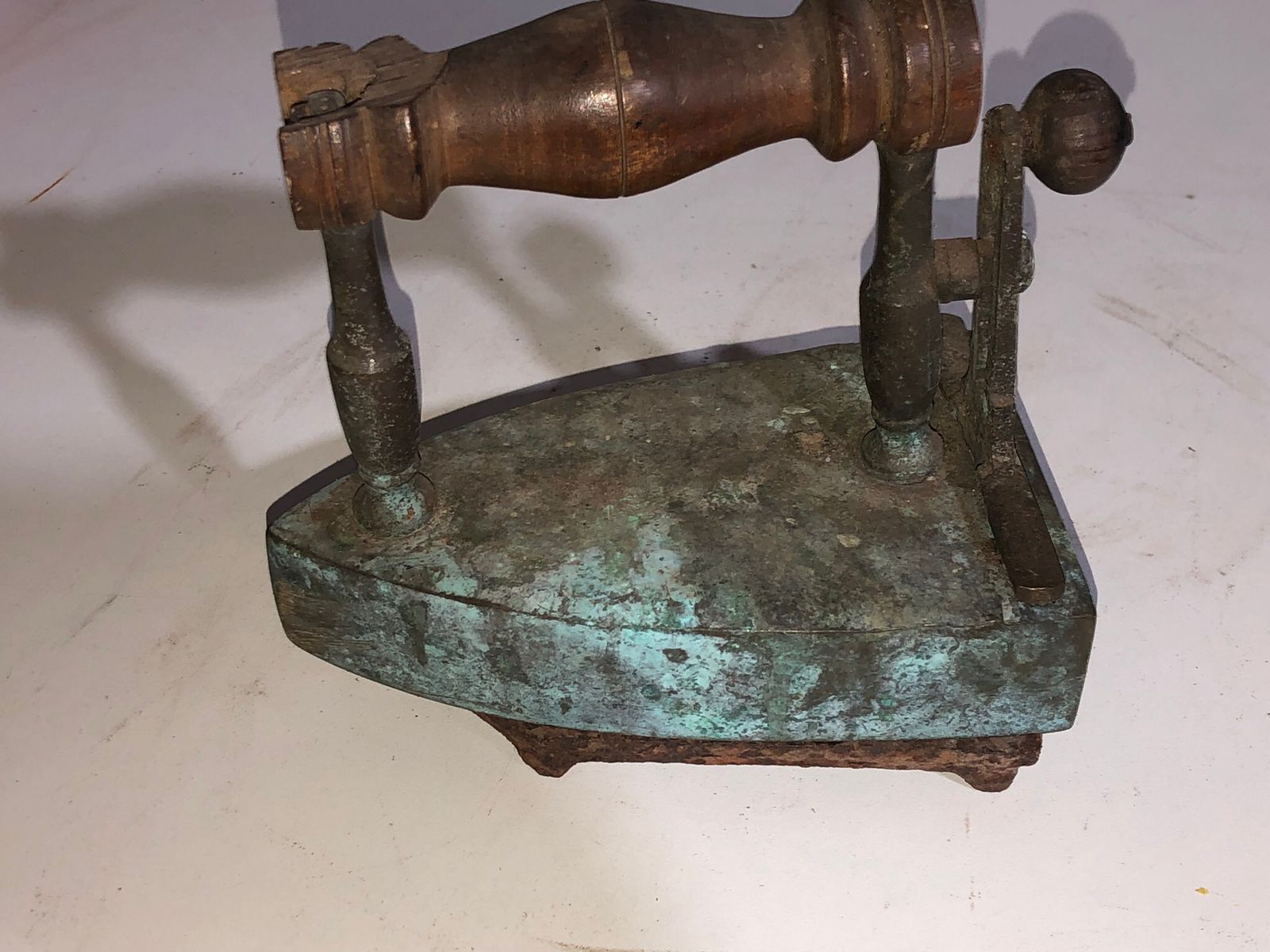 Ferro de Passar a Brasa Antigo em Bronze com Cabo de Madeira - foto 7