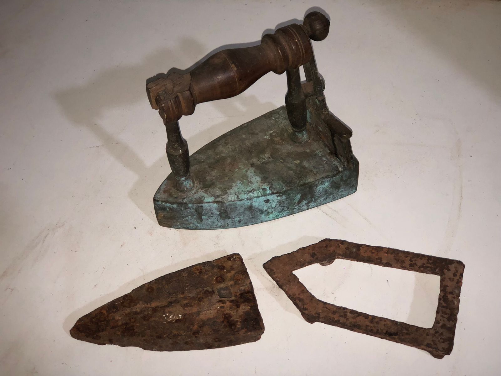 Ferro de Passar a Brasa Antigo em Bronze com Cabo de Madeira - foto 3