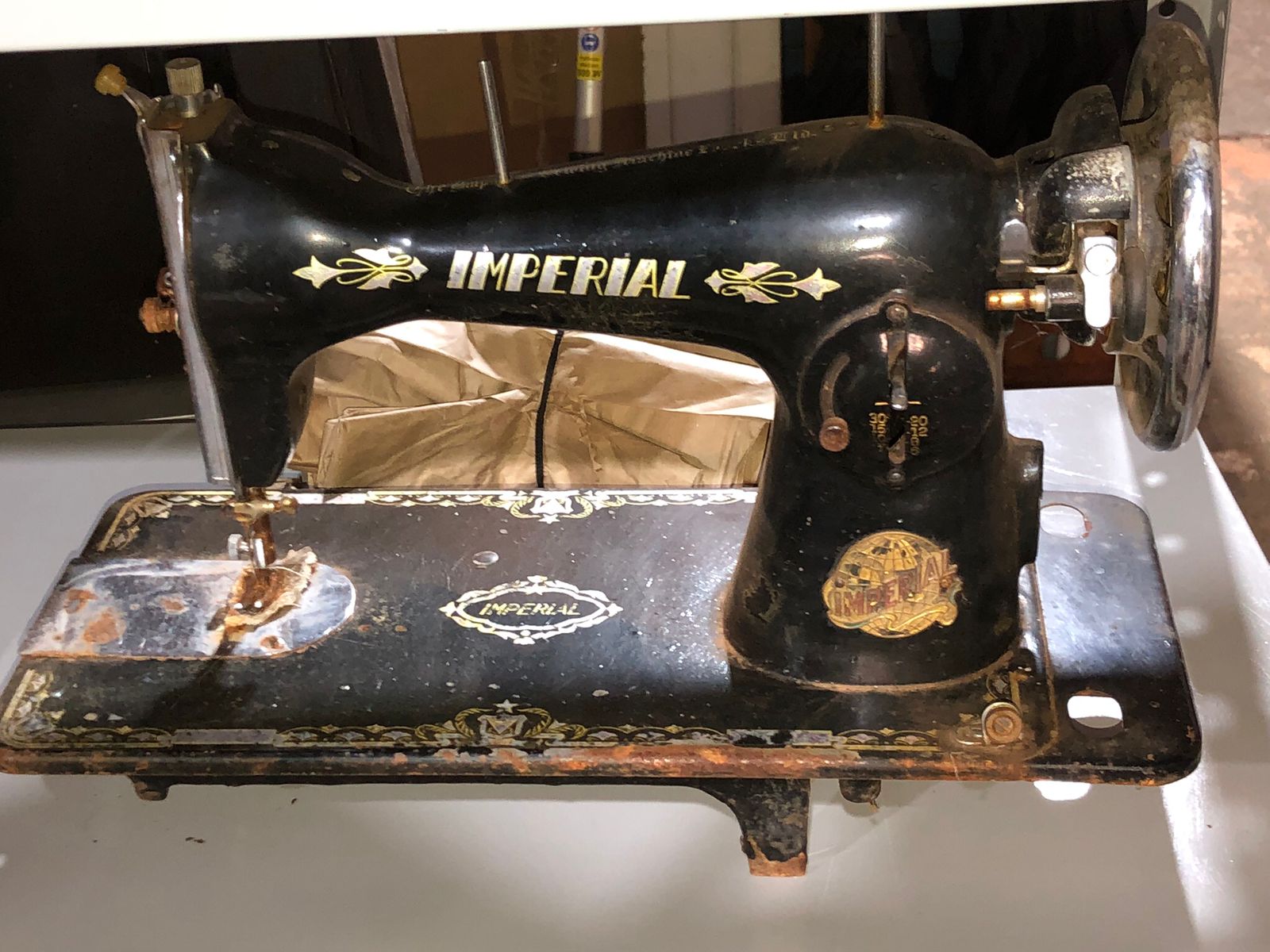 Máquina de Costura Imperial Antiga Preta com Decalques Dourados