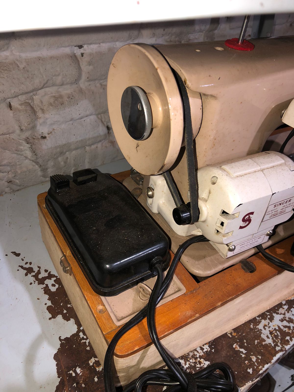Máquina de Costura Elétrica Singer Bege com Capa Original