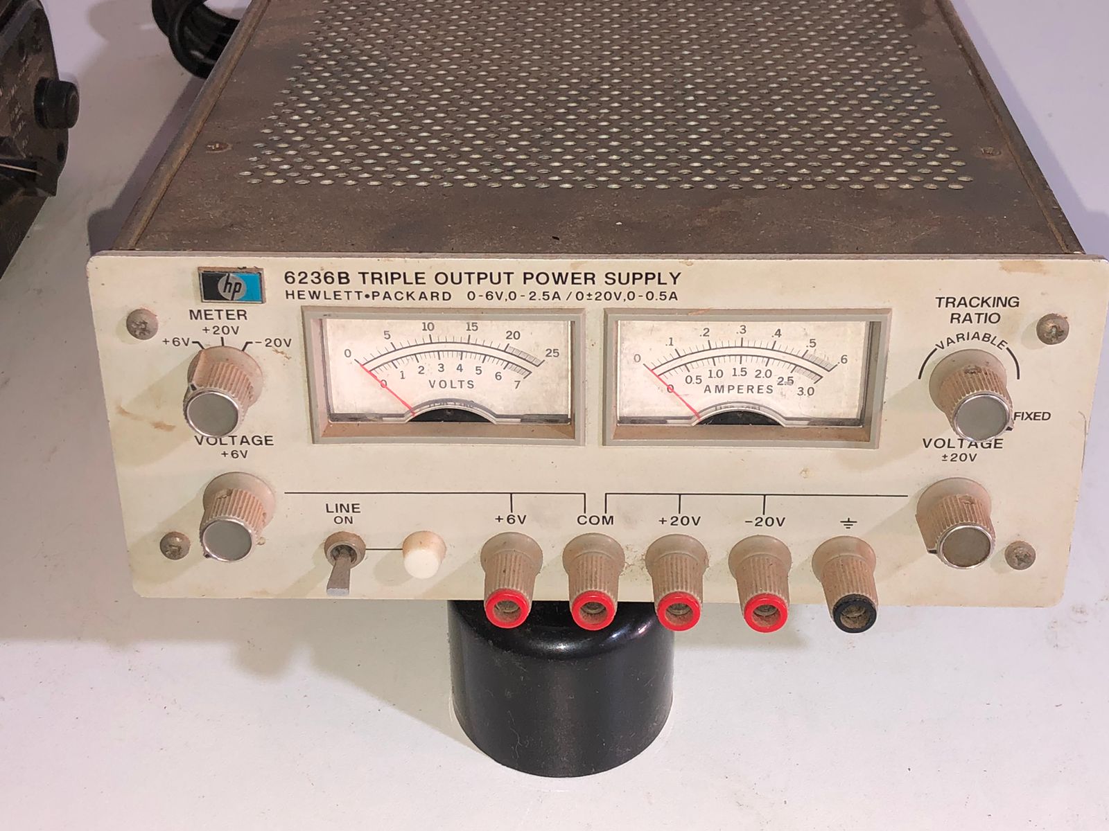 Fonte de Alimentação Hewlett-Packard 6236B Triple Output - foto 2