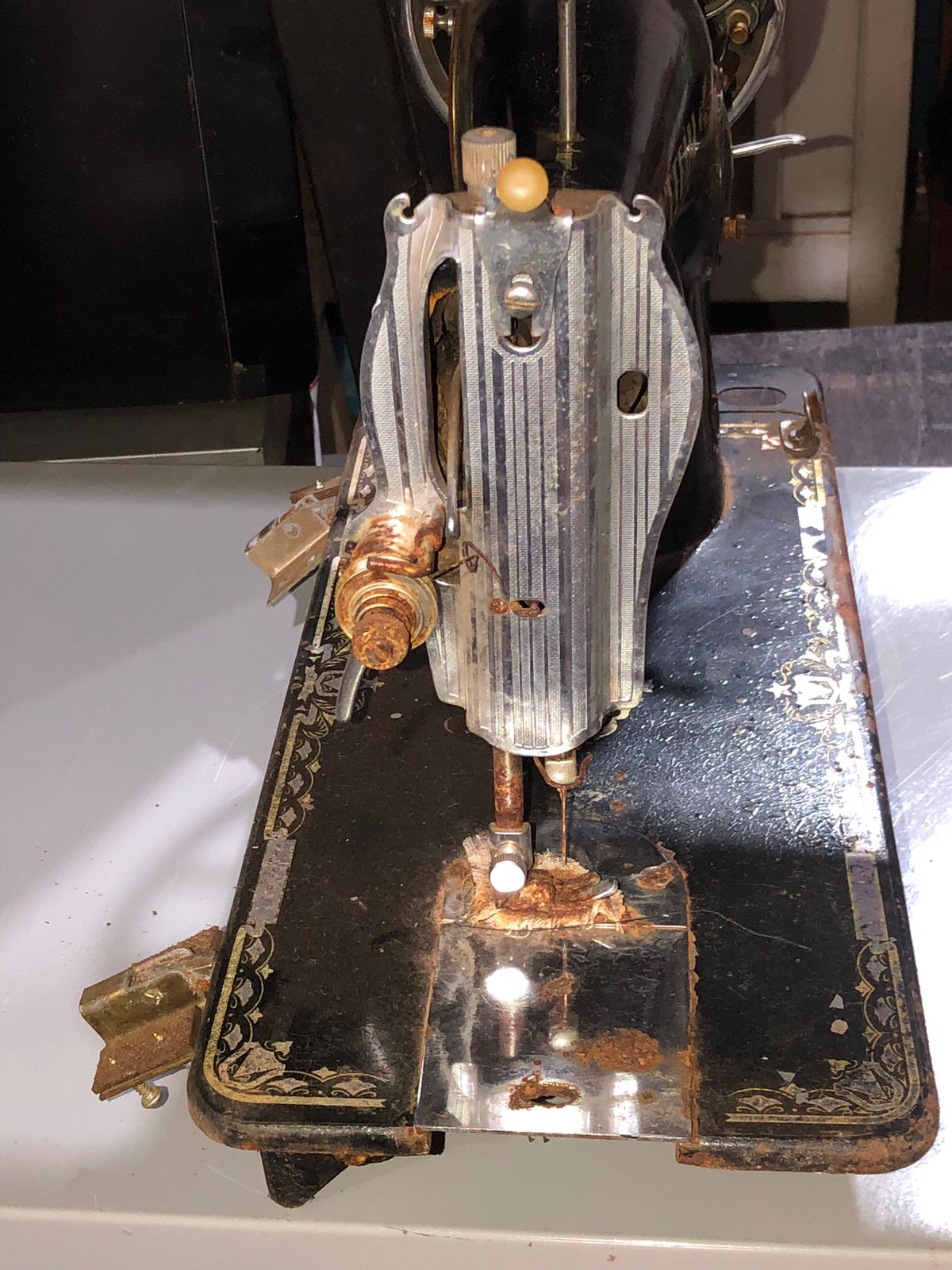 Máquina de Costura Imperial Antiga Preta com Decalques Dourados - foto 4