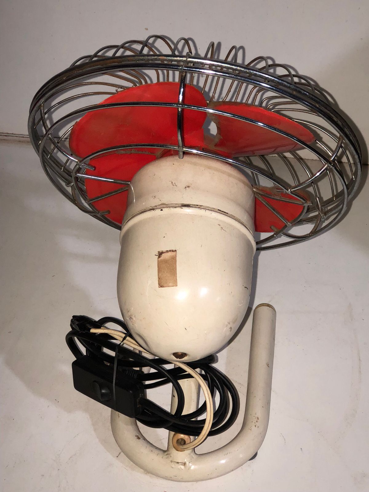 Ventilador de Mesa Antigo Bege com Hélice Vermelha - foto 4
