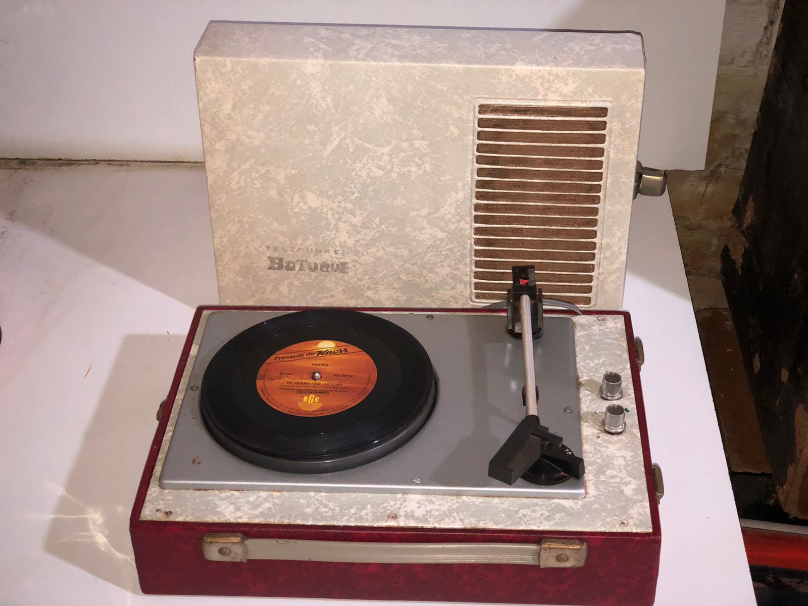Toca-discos Portátil Telefunken "Baturoé"